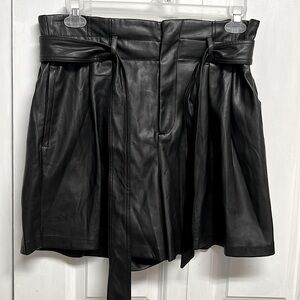 Andrew Marc Designer Black Faux Leather Belt Shorts Size 14